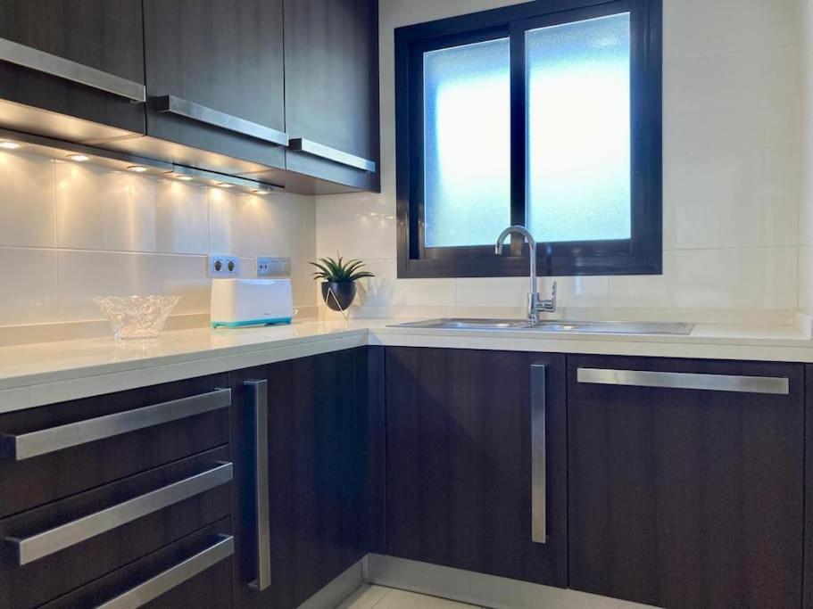 Sea Breeze Retreat - Golf Getaway Apartment *