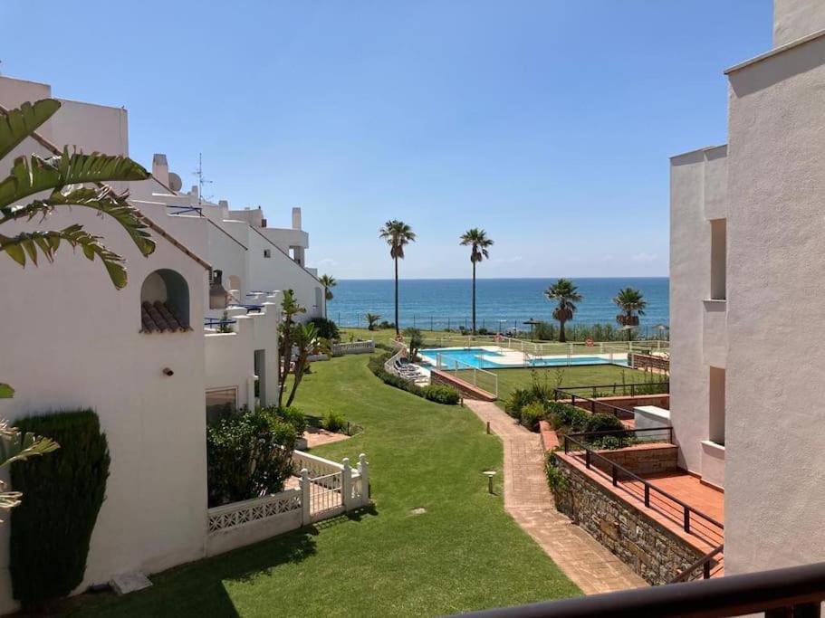 Sea Breeze Retreat - Golf Getaway Apartment